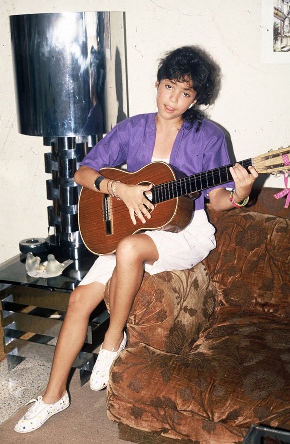 Shakira já mostrava sua habilidade com o violão desde jovem