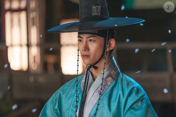 Ao amanhecer, Yi Beon quer se casar com a mocinha, enquanto ela deve fazer ele se apaixonar pela protagonista da novel, mantendo a história original