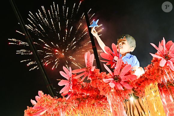 Internautas afirmaram que a TV Globo fez de tudo para transmitir pouco do desfile em homenagem a Lula
