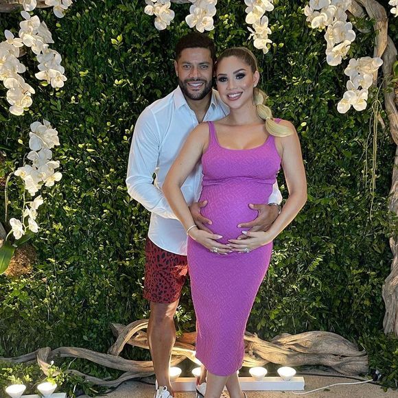 Hulk e Camila Ângelo distribuíram kits para vizinhos do local da festa - conjunto reúne de amendoim a protetores de ouvidos