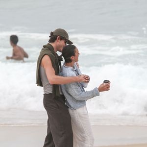 Bruna Marquezine e Shawn Mendes foram flagrados por paparazzo em clima de romance