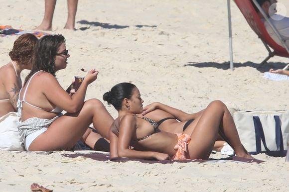 Bella Campos pega 'bronze' em São Conrado, no Rio de Janeiro, em tarde de quarta-feira (10)