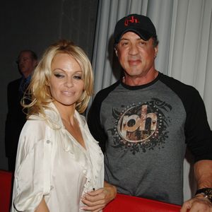 Pamela Anderson revive polêmica e reafirma proposta de Stallone: 'Como alguém inventaria isso?'