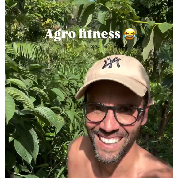 Daniel Cady mostrou seu corpo sem camisa e deixou brincou se chamando de 'agro fitness'