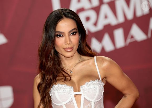 Anitta, que se assumiu bissexual em 2018, chama atenção com novo flerte