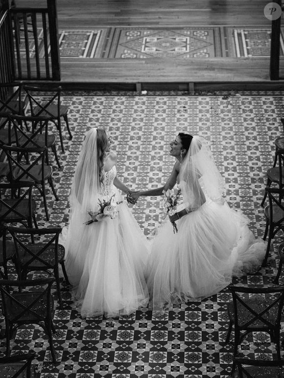 Talita Araújo compartilhou fotos inéditas da cerimônia com Isla Wolfe e identificou o casal como 'Mrs & Mrs Araujo-Wolfe' na legenda da publicação