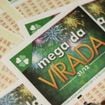 Mega da Virada bilionária vai passar na TV? Caixa MUDA HORÁRIO do sorteio especial: saiba que horas e onde assistir AO VIVO