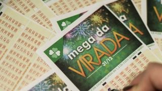 Mega da Virada bilionária vai passar na TV? Caixa MUDA HORÁRIO do sorteio especial: saiba que horas e onde assistir AO VIVO