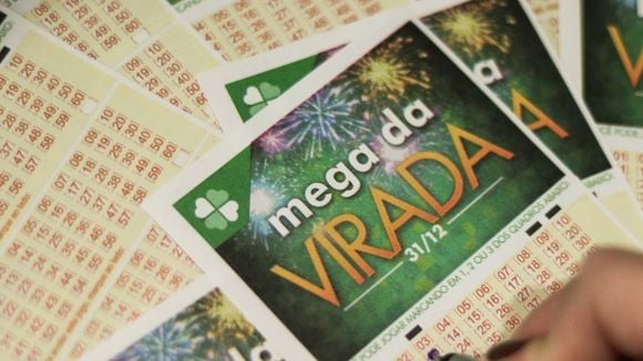 Mega da Virada bilionária vai passar na TV? Caixa MUDA HORÁRIO do sorteio especial: saiba que horas e onde assistir AO VIVO