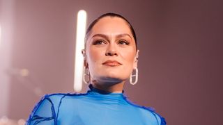 'Câncer é uma droga': atração do 'The Town', Jessie J abre diagnóstico de doença e revela pausa na carreira; oncologista dá detalhes
