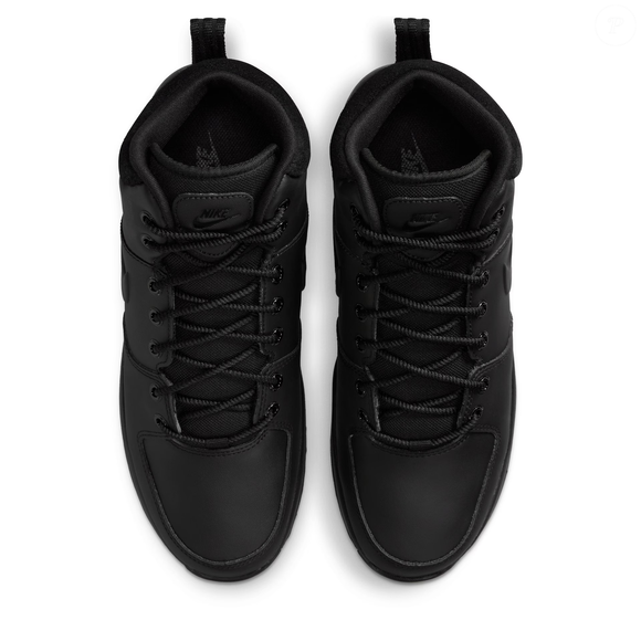 Segundo informações da Nike, o modelo foi projetado com couro resistente na parte superior para ajudar a conter frio e umidade. Um detalhe que reforça seu apelo funcional em dias de temperaturas mais baixas.