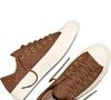 O Converse Chuck 70 de couro trançado mantém a tradicional placa All Star, a silhueta baixa e outros detalhes que preservam a identidade clássica do modelo, agora com uma proposta mais sofisticada
