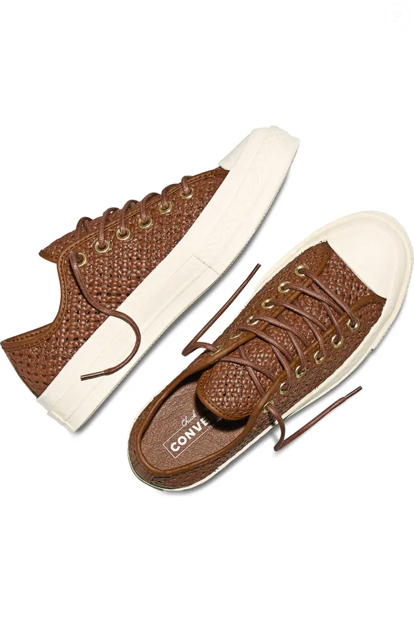 O Converse Chuck 70 de couro trançado mantém a tradicional placa All Star, a silhueta baixa e outros detalhes que preservam a identidade clássica do modelo, agora com uma proposta mais sofisticada