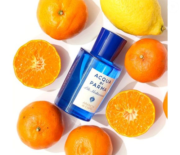 O cheiro da praia, da areia e até do mar estão presentes neste perfume com uma base fresca graças aos óleos essenciais cítricos de limão e tangerina , mas ao mesmo tempo há um toque doce muito sutil da nota de caramelo, que pessoalmente me lembra o creme de praia quando misturado com o aroma da areia.