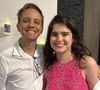 Tadeu Schmidt vai aumentar a família! A filha mais velha do apresentador, Valentina Schmidt, anunciou o noivado com o psicólogo Christiano Donnelly após quatro anos e meio de namoro