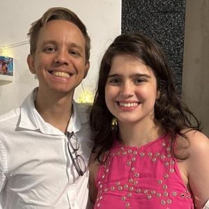 Tadeu Schmidt vai aumentar a família! A filha mais velha do apresentador, Valentina Schmidt, anunciou o noivado com o psicólogo Christiano Donnelly após quatro anos e meio de namoro