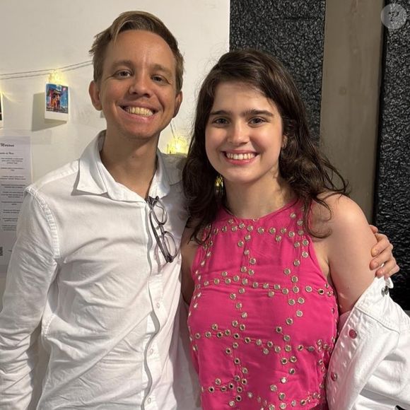 Tadeu Schmidt vai aumentar a família! A filha mais velha do apresentador, Valentina Schmidt, anunciou o noivado com o psicólogo Christiano Donnelly após quatro anos e meio de namoro