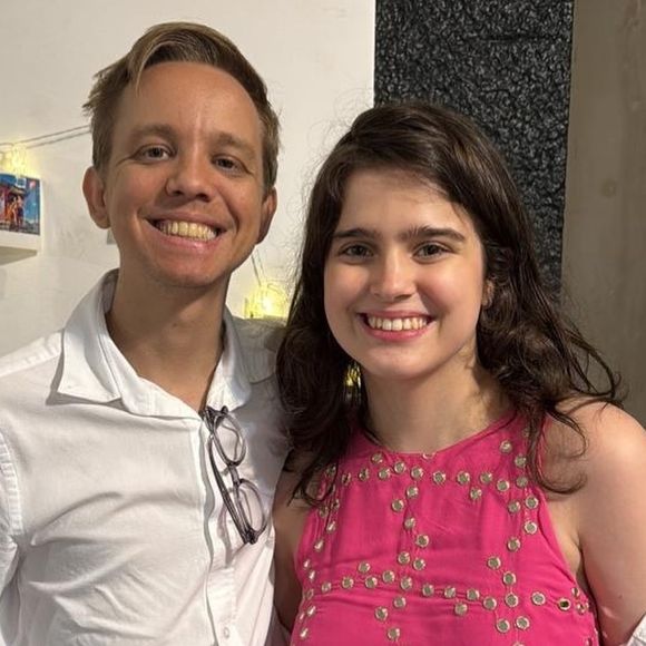 Tadeu Schmidt vai aumentar a família! A filha mais velha do apresentador, Valentina Schmidt, anunciou o noivado com o psicólogo Christiano Donnelly após quatro anos e meio de namoro