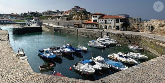 Comillas é considerada uma das joias arquitetônicas da Cantábria graças a construções emblemáticas como o Palácio de Sobrellano e a antiga Universidade Pontifícia