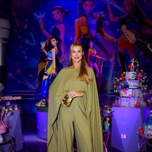 Ana Paula Siebert reforçou a tendência do verde ao surgir com um visual inteiramente na tonalidade, marcado por mangas amplas e uma silhueta leve e elegante para a ocasião familiar