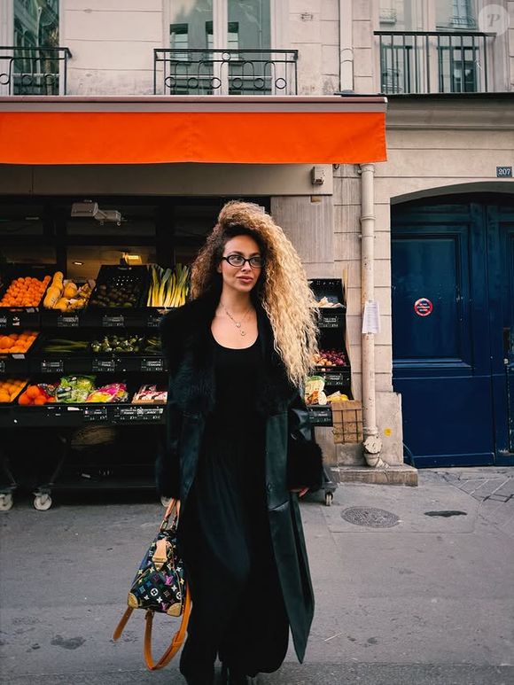 Julia Rodrigues exibiu fios longos, luminosos e com um tom de loiro naturalíssimo