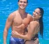 Ao perceberem que estavam sendo clicados, Igor Jansen e sua namorada, Julia Soares, deram sorrisos para as fotos.