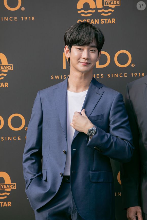 Kim Soo-hyun foi acusado de ter namorado a atriz Kim Sae-ron quando ela tinha 15 anos e ele 27