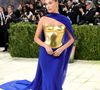 Hailey Bieber aposta em véu azul dramático e entrega produção elegante alinhada ao conceito artístico do evento