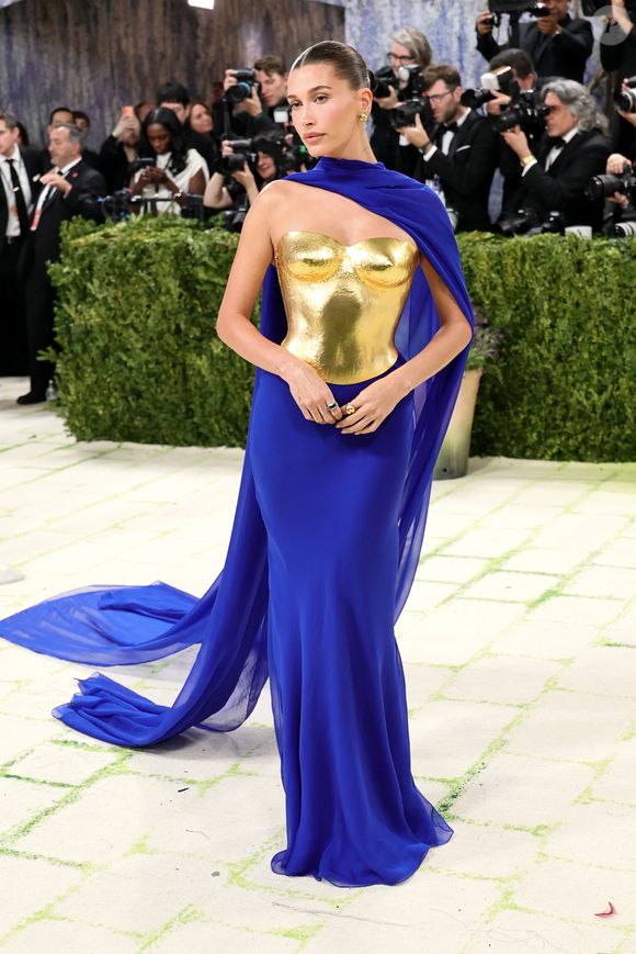 Hailey Bieber aposta em véu azul dramático e entrega produção elegante alinhada ao conceito artístico do evento