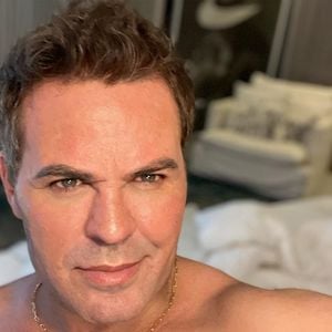 Em outro momento, o cantor Eduardo Costa já surgiu na web com os cabelos mais curtos.
