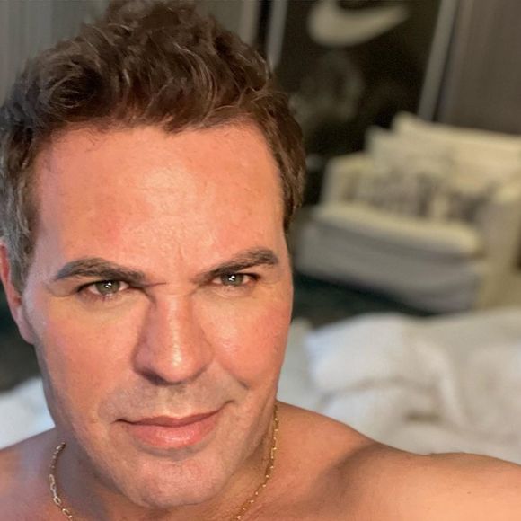 Em outro momento, o cantor Eduardo Costa já surgiu na web com os cabelos mais curtos.