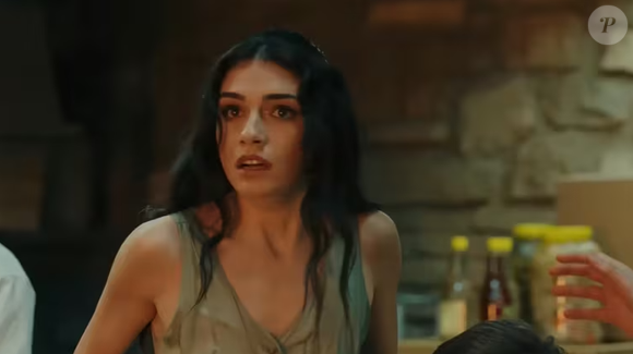 Ruya é abordada pela imprensa para falar sobre o incêndio e, em meio ao caos, acaba sendo hostilizada por uma senhora que perdeu a filha na tragédia.