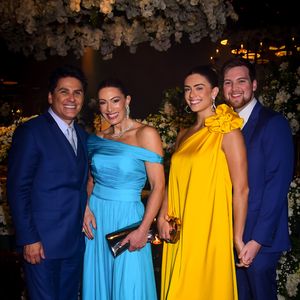 Elaine Mickely, de azul, e a filha Luma, de amarelo, também estiveram entre os convidados