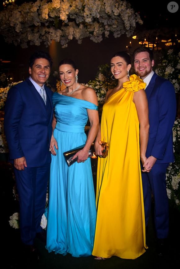 Elaine Mickely, de azul, e a filha Luma, de amarelo, também estiveram entre os convidados