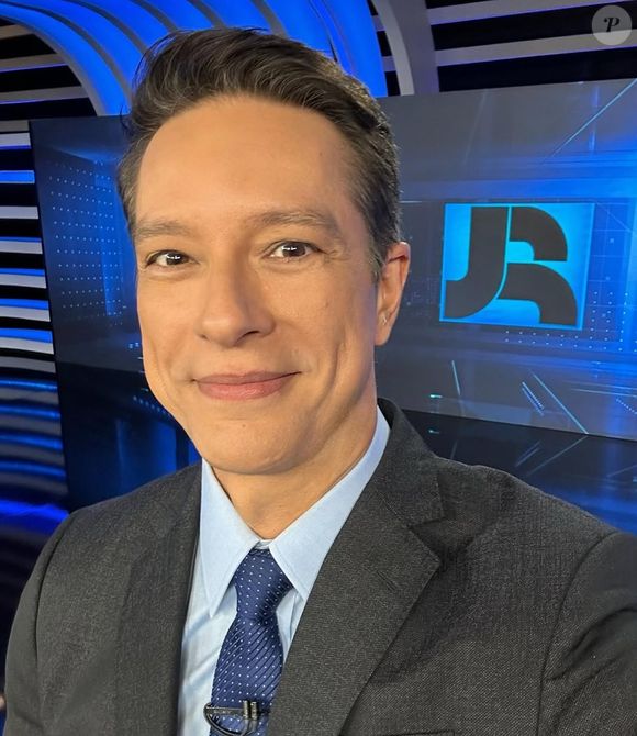 Sergio Aguiar substitui Celso Freitas na bancada do 'Jornal da Record' desde março de 2025 após a saída do veterano
