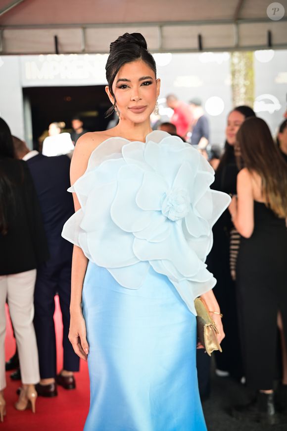 Rica de Marré surgiu deslumbrante com um vestido longo azul claro com acabamento acetinado e uma aplicação de flor gigante no busto, trazendo um toque romântico e ousado ao look.