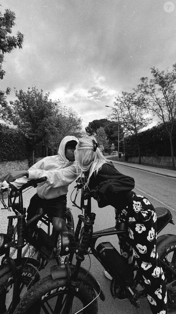 Virgínia Fonseca e Vini Jr. foram clicados aos beijos durante o passeio