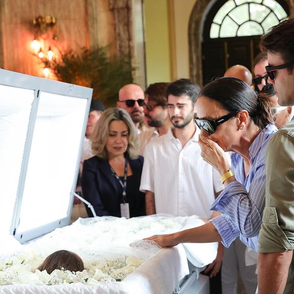 Ivete Sangalo chorou bastante diante do corpo de Preta Gil