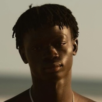 De ex-ambulante de praia a destaque da Adidas no Rio Fashion Week: em 2025, Mouhamed Diop vendia carregadores portáteis e óculos de sol em Ipanema; hoje, o senegalês de 25 anos ganha é modelo com passagem em diferentes marcas famosas