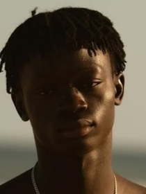 De ex-ambulante de praia a destaque da Adidas no Rio Fashion Week: em 2025, Mouhamed Diop vendia carregadores portáteis e óculos de sol em Ipanema; hoje, o senegalês de 25 anos ganha é modelo com passagem em diferentes marcas famosas