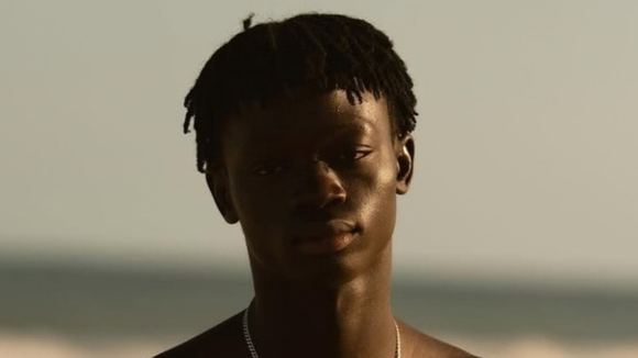 De ex-ambulante de praia a destaque da Adidas no Rio Fashion Week: em 2025, Mouhamed Diop vendia carregadores portáteis e óculos de sol em Ipanema; hoje, o senegalês de 25 anos ganha é modelo com passagem em diferentes marcas famosas
