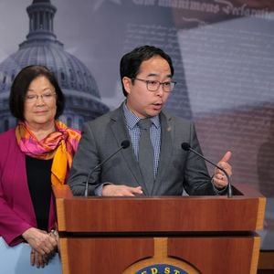Senadores democratas reagem à nova tarifa de 125% contra a China em coletiva no Capitólio.