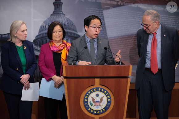 Senadores democratas reagem à nova tarifa de 125% contra a China em coletiva no Capitólio.