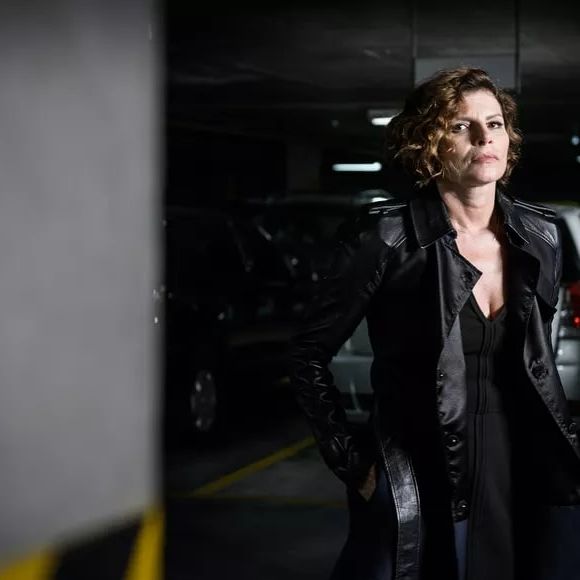 Débora Bloch manteve um visual parecido na série 'Treze Dias Longe do Sol', em 2018...