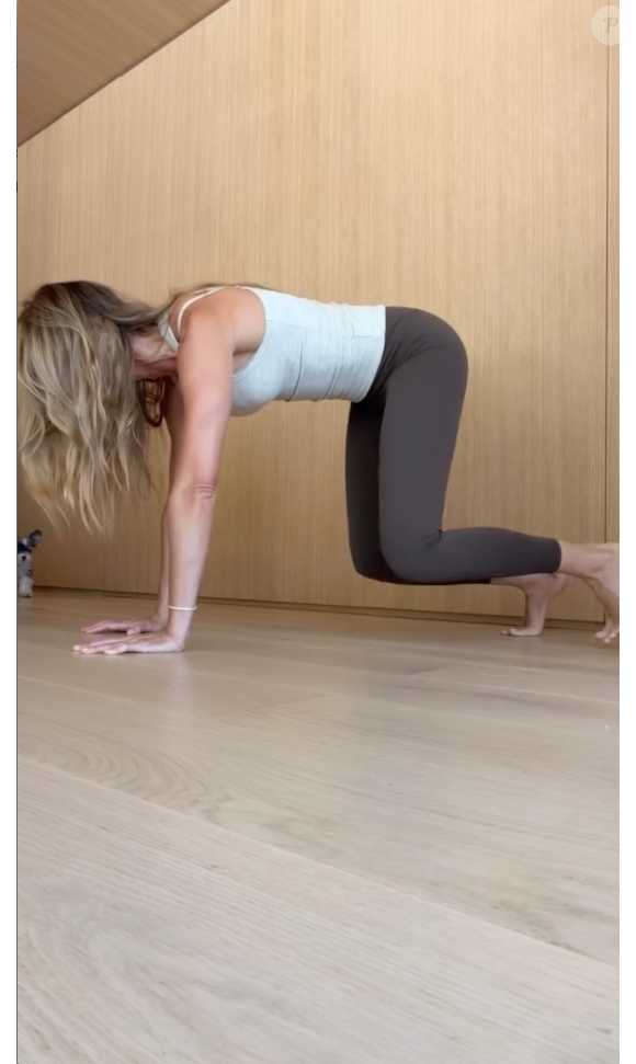 Gisele Bündchen também realiza um afastamento de pés em quatro apoios, com o abdômen imóvel