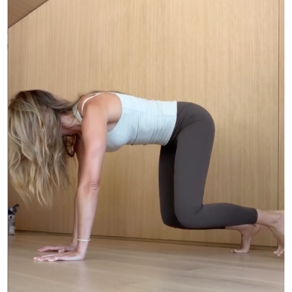 Gisele Bündchen também realiza um afastamento de pés em quatro apoios, com o abdômen imóvel