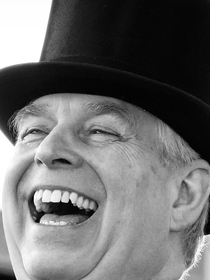 Príncipe Andrew é acusado de ficar completamente nu durante massagem no Palácio onde sua mãe, Rainha Elizabeth II, residia