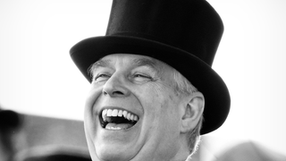 Príncipe Andrew é acusado de ficar completamente nu durante massagem no Palácio onde sua mãe, Rainha Elizabeth II, residia