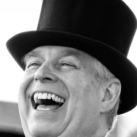 Príncipe Andrew é acusado de ficar completamente nu durante massagem no Palácio onde sua mãe, Rainha Elizabeth II, residia