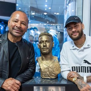 Neymar recebeu uma homenagem histórica do Santos nesta quinta-feira (30), ganhou busto e estátua na Vila Belmiro e admitiu: 'Já errei inúmeras vezes e ainda vou errar'